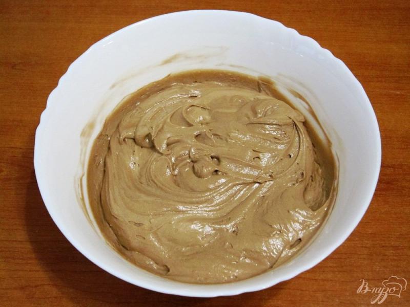 Фото приготовление рецепта: Шоколадный кекс с кремом из творога шаг №5
