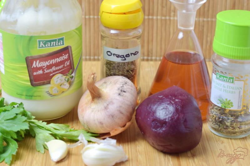 Фото приготовление рецепта: Салат из маринованой свеклы и лука шаг №1