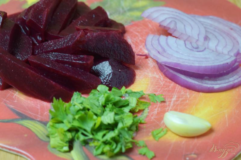 Фото приготовление рецепта: Салат из маринованой свеклы и лука шаг №2