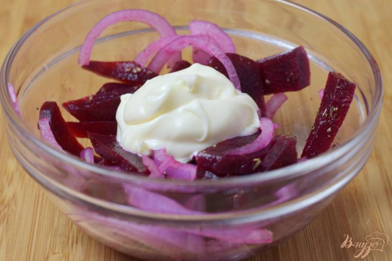 Фото приготовление рецепта: Салат из маринованой свеклы и лука шаг №5