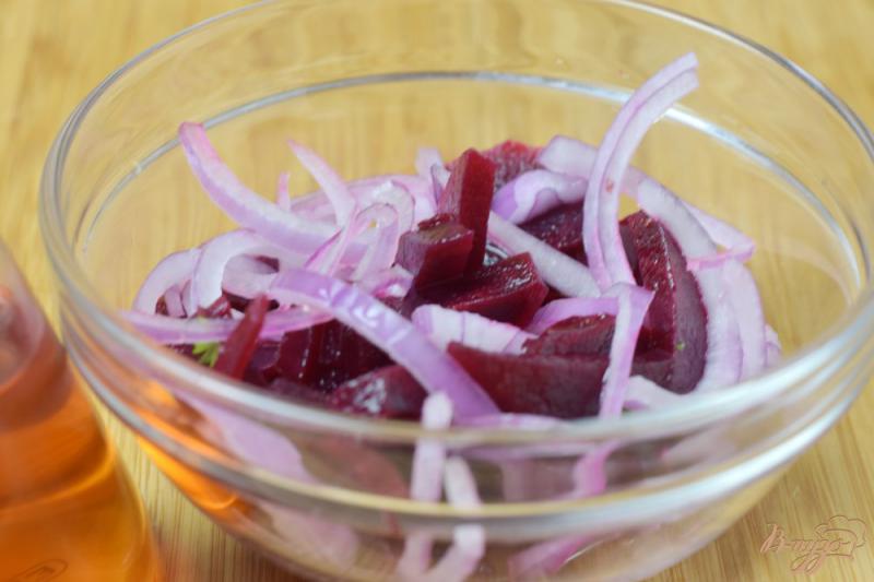 Фото приготовление рецепта: Салат из маринованой свеклы и лука шаг №3