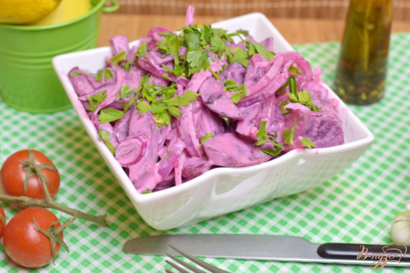 Фото приготовление рецепта: Салат из маринованой свеклы и лука шаг №8