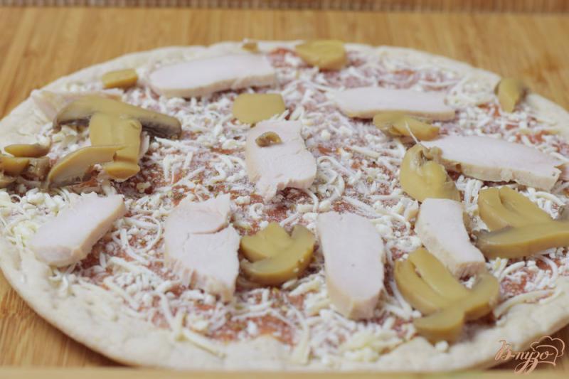 Фото приготовление рецепта: Пицца с курицей, грибами и ананасом шаг №3