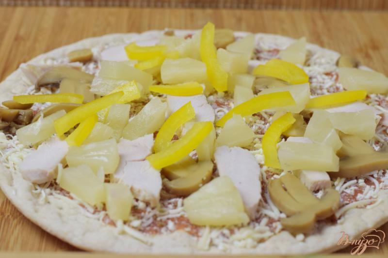 Фото приготовление рецепта: Пицца с курицей, грибами и ананасом шаг №5