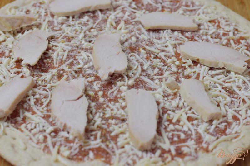 Фото приготовление рецепта: Пицца с курицей, грибами и ананасом шаг №2