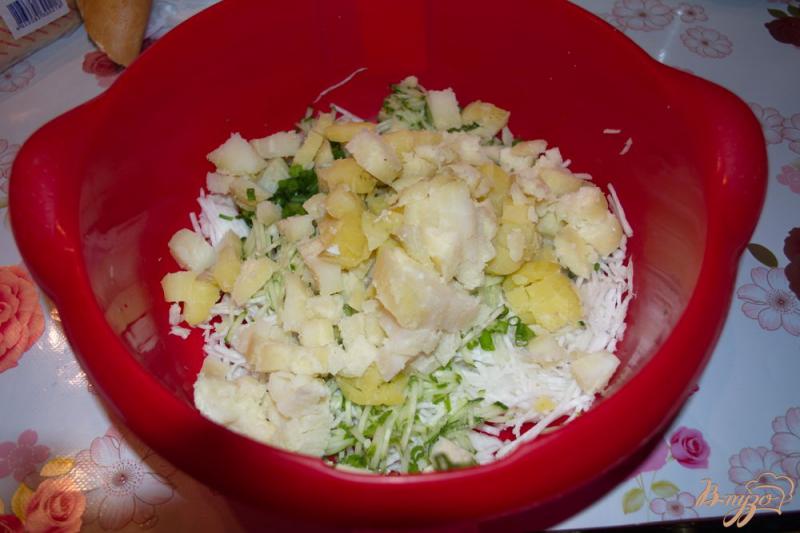 Фото приготовление рецепта: Осенний салат с редькой и грибами шаг №4