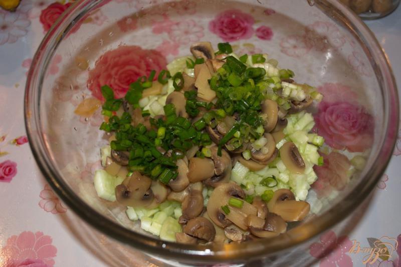 Фото приготовление рецепта: Салат с индейкой и грибами шаг №3