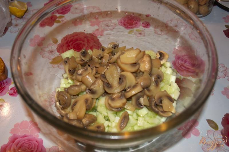 Фото приготовление рецепта: Салат с индейкой и грибами шаг №2