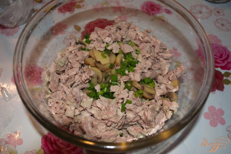 Фото приготовление рецепта: Салат с индейкой и грибами шаг №4