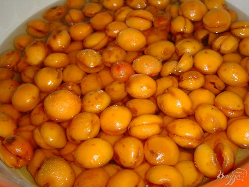 Фото приготовление рецепта: Варенье из абрикос,апельсина,лимона и грецких орехов шаг №3