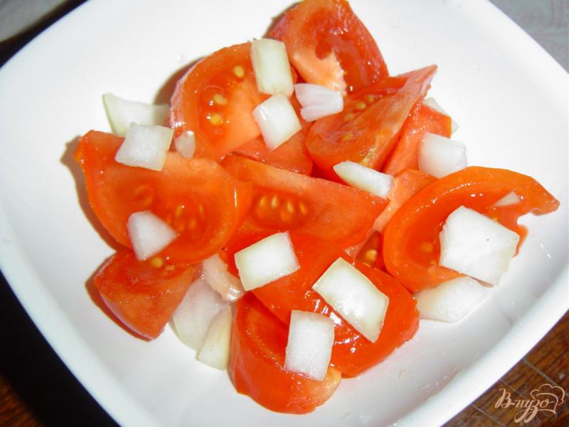 Фото приготовление рецепта: Салат с помидорами, луком и каперсами шаг №3
