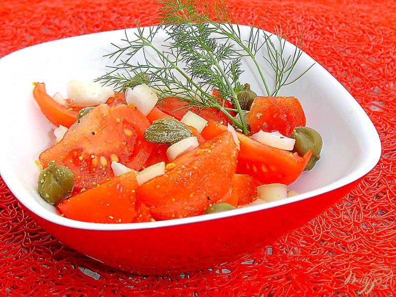 Фото приготовление рецепта: Салат с помидорами, луком и каперсами шаг №5