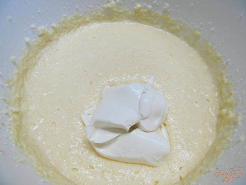Фото приготовление рецепта: Банановый пирог под карамельным соусом шаг №3
