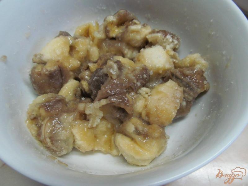 Фото приготовление рецепта: Банановый пирог под карамельным соусом шаг №5