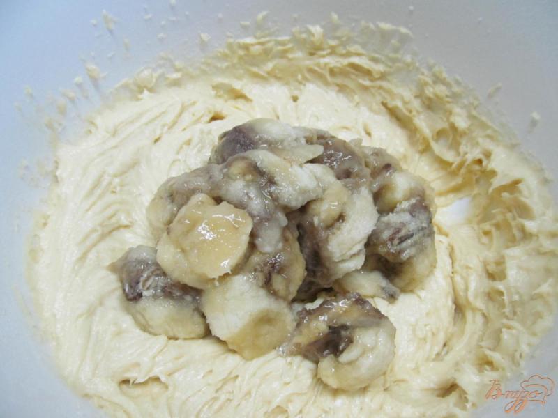 Фото приготовление рецепта: Банановый пирог под карамельным соусом шаг №6