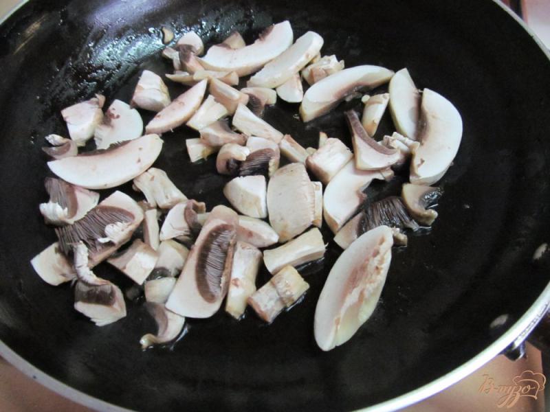 Фото приготовление рецепта: Оладьи с грибами и сыром шаг №1