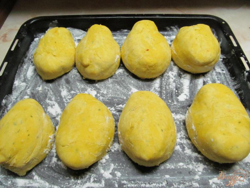 Фото приготовление рецепта: Яркие булочки с прованскими травами шаг №6