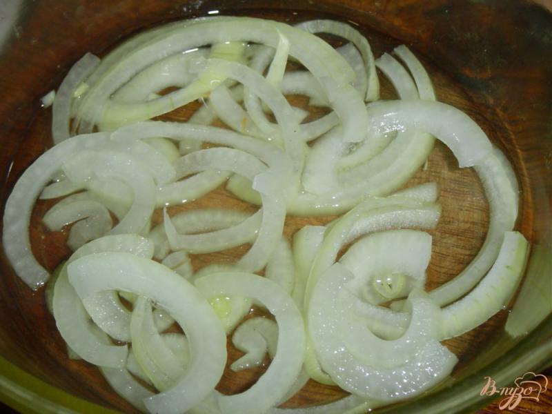 Фото приготовление рецепта: Салат с помидорами и маринованным луком шаг №1