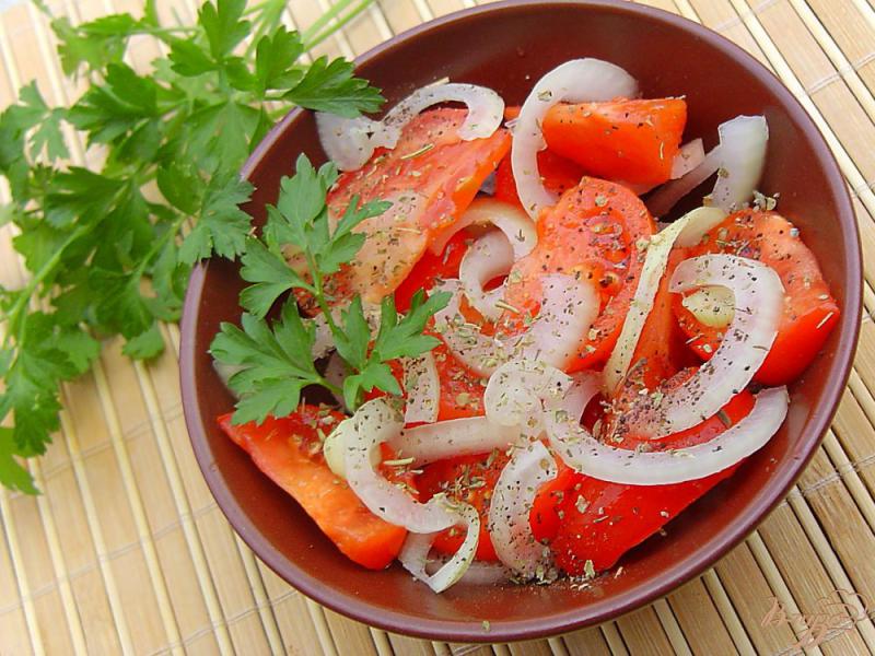 Фото приготовление рецепта: Салат с помидорами и маринованным луком шаг №5