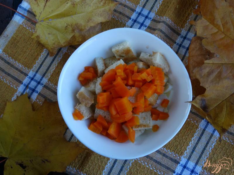 Фото приготовление рецепта: Салат с морковью и горошком шаг №5