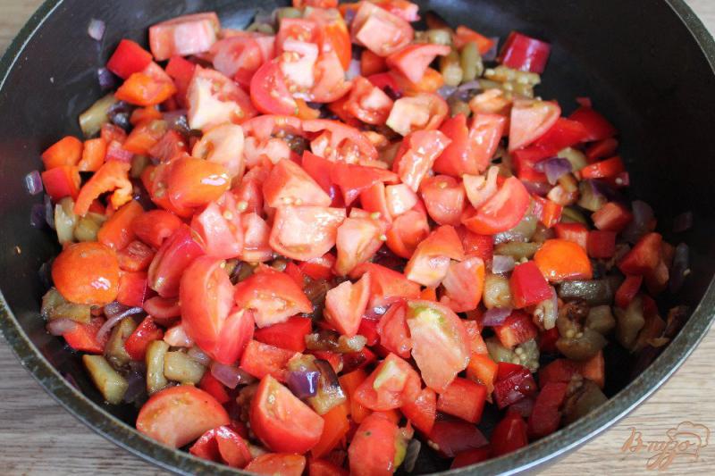 Фото приготовление рецепта: Лепешка с баклажаном, перцем и помидором шаг №4