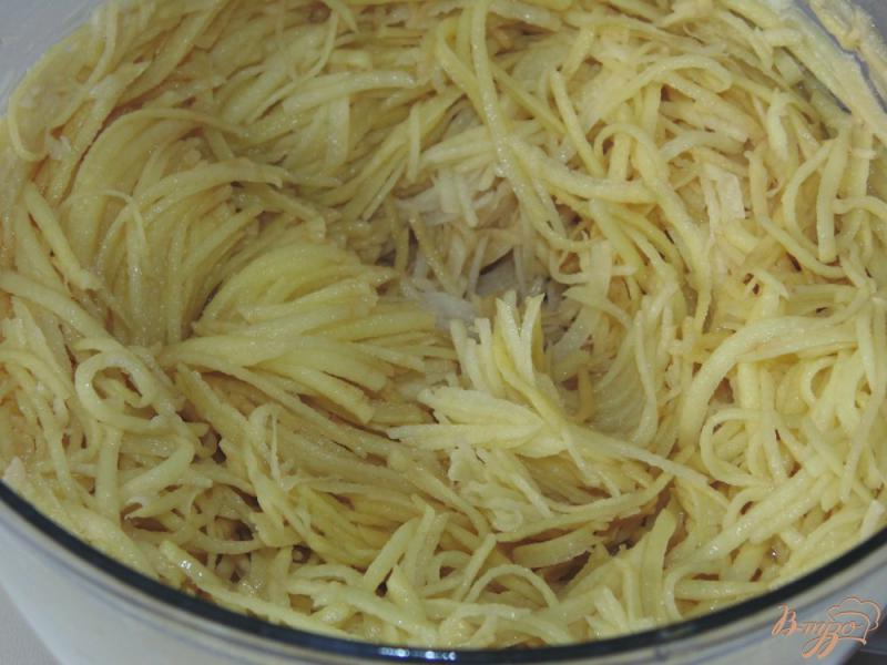 Фото приготовление рецепта: Картофельная запеканка со свежим зеленым горошком шаг №5