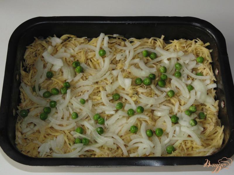 Фото приготовление рецепта: Картофельная запеканка со свежим зеленым горошком шаг №7