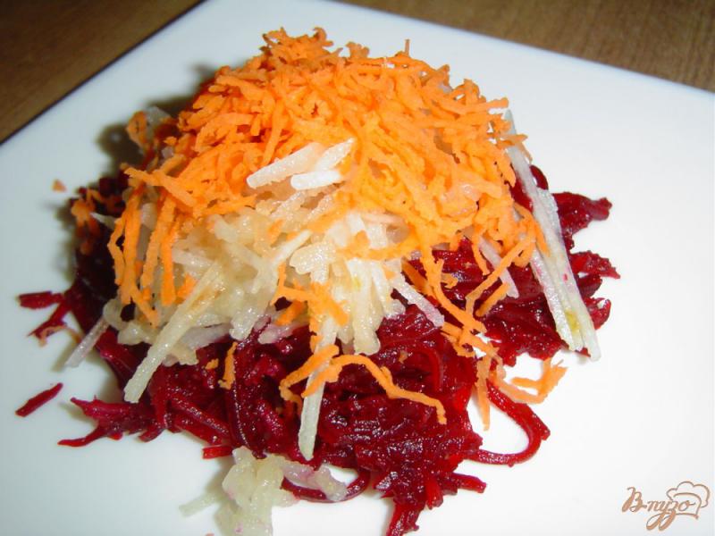 Фото приготовление рецепта: Свекольный салат с морковью и грушей шаг №3