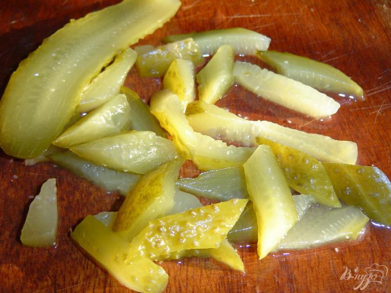 Фото приготовление рецепта: Капустный салат с солеными огурцами шаг №2