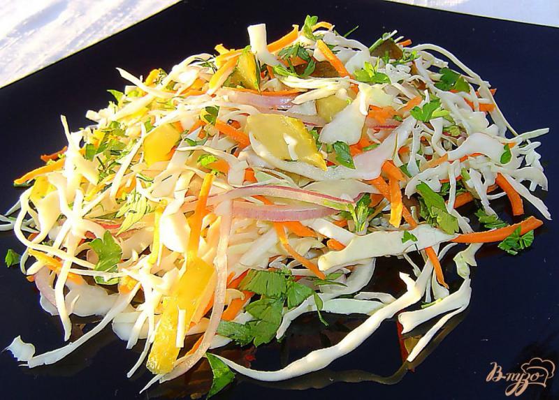Фото приготовление рецепта: Капустный салат с солеными огурцами шаг №4