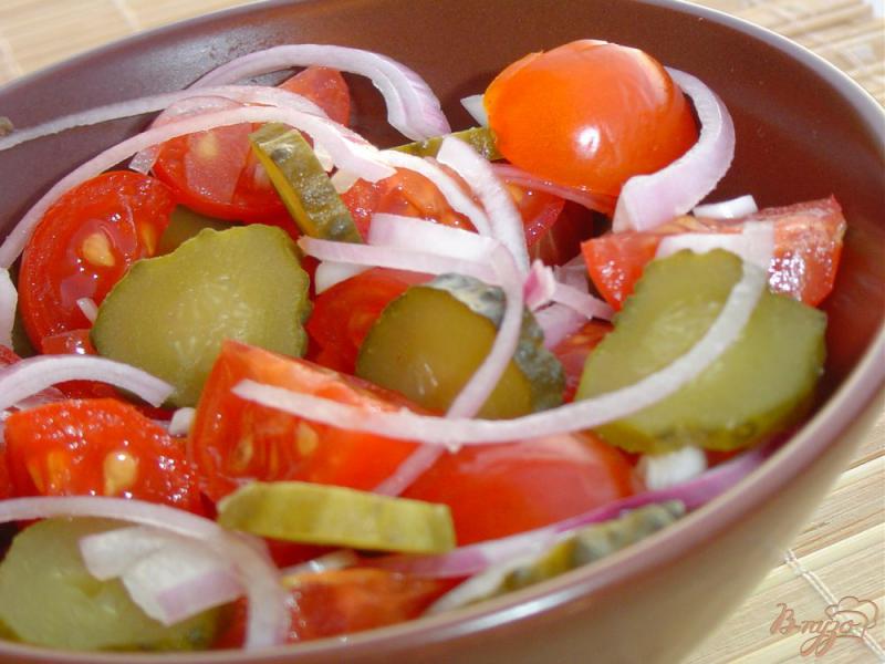 Фото приготовление рецепта: Овощной салат с помидорами, луком и квашенными огурцами шаг №4
