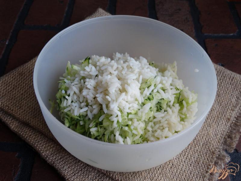 Фото приготовление рецепта: Котлеты из цукини с рисом шаг №2