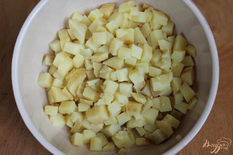 Фото приготовление рецепта: Салат с маринованным луком и копченым мясом шаг №2