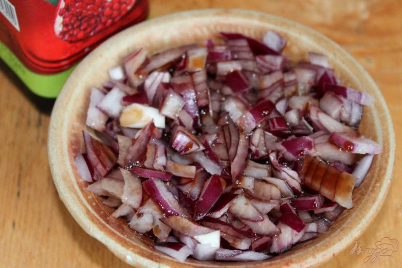 Фото приготовление рецепта: Салат с маринованным луком и копченым мясом шаг №1
