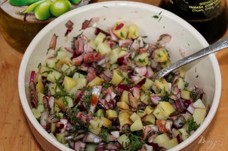 Фото приготовление рецепта: Салат с маринованным луком и копченым мясом шаг №6