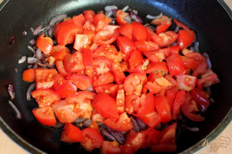 Фото приготовление рецепта: Рис с помидорами и печеными баклажанами шаг №3