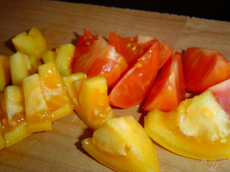 Фото приготовление рецепта: Салат из помидоров с орехами и кунжутом шаг №1