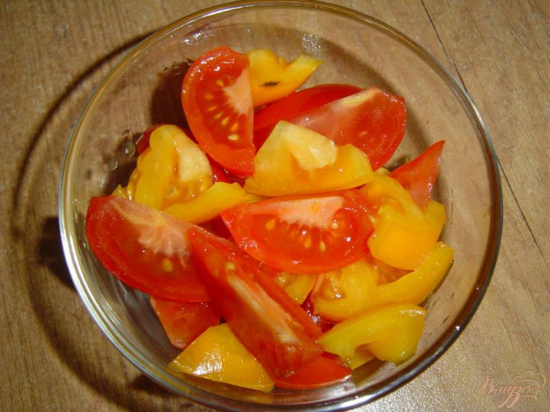 Фото приготовление рецепта: Салат из помидоров с орехами и кунжутом шаг №2