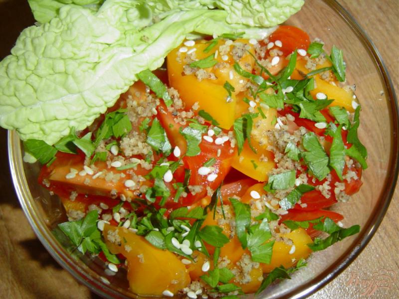 Фото приготовление рецепта: Салат из помидоров с орехами и кунжутом шаг №4