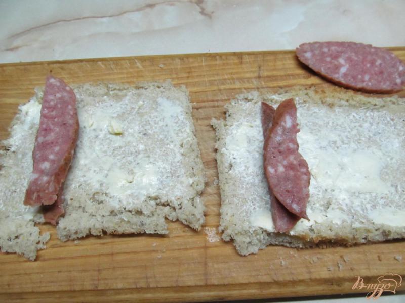 Фото приготовление рецепта: Рулеты из хлеба с колбасой и сыром шаг №2