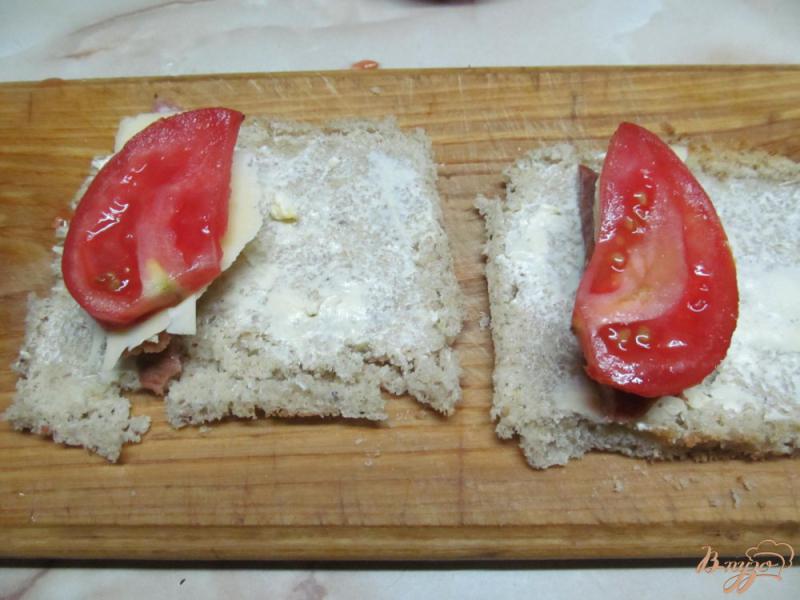 Фото приготовление рецепта: Рулеты из хлеба с колбасой и сыром шаг №4