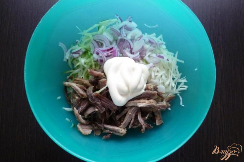 Фото приготовление рецепта: Салат с редькой и мясом шаг №4