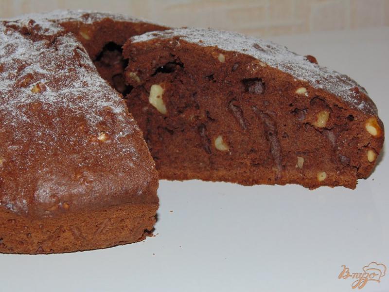 Фото приготовление рецепта: Шоколадный пирог с орехами на сметанном тесте шаг №8