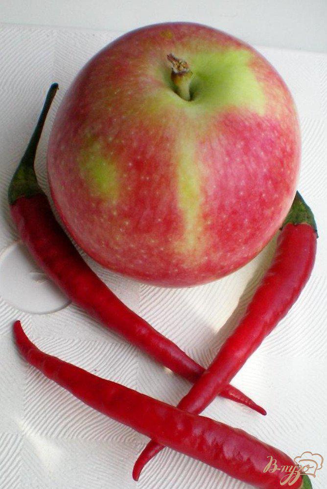 Фото приготовление рецепта: Аджика с зеленью и яблоком шаг №7
