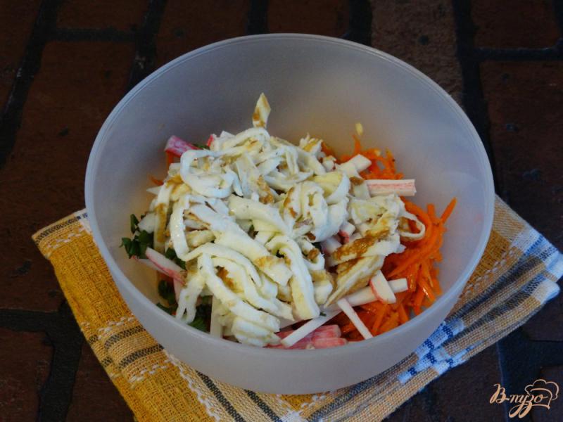 Фото приготовление рецепта: Салат с корейской морковкой и крабовыми палочками шаг №6