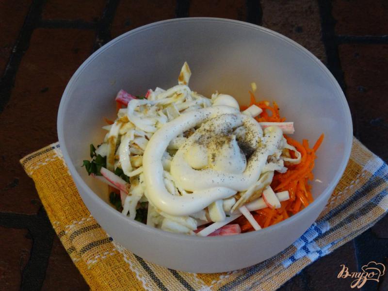Фото приготовление рецепта: Салат с корейской морковкой и крабовыми палочками шаг №7