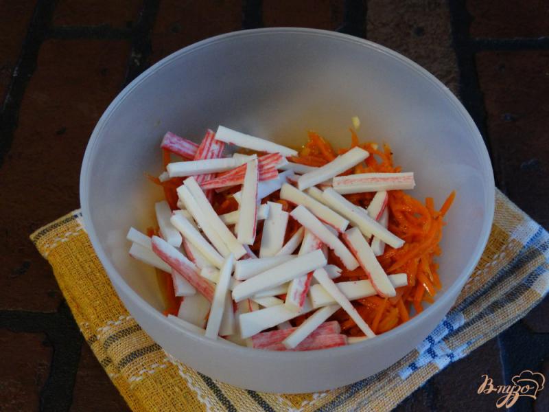 Фото приготовление рецепта: Салат с корейской морковкой и крабовыми палочками шаг №4