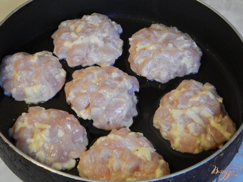 Фото приготовление рецепта: Котлеты рубленые из куриной грудки с сыром шаг №7