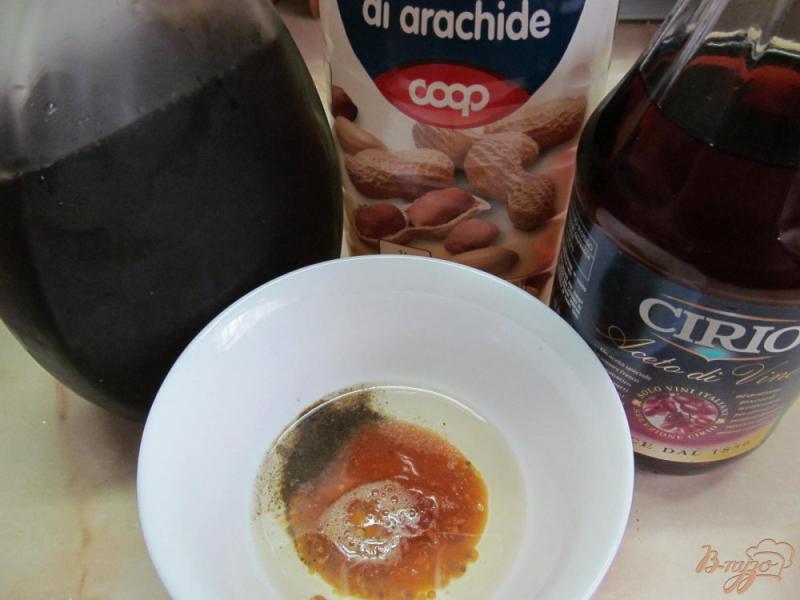 Фото приготовление рецепта: Салат из яблок с орехами и сыром шаг №3