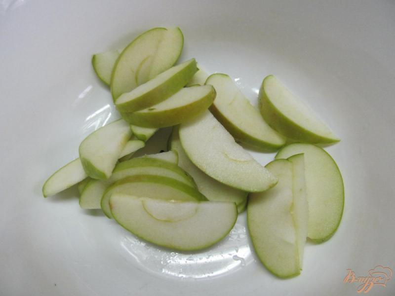 Фото приготовление рецепта: Салат из яблок с орехами и сыром шаг №1